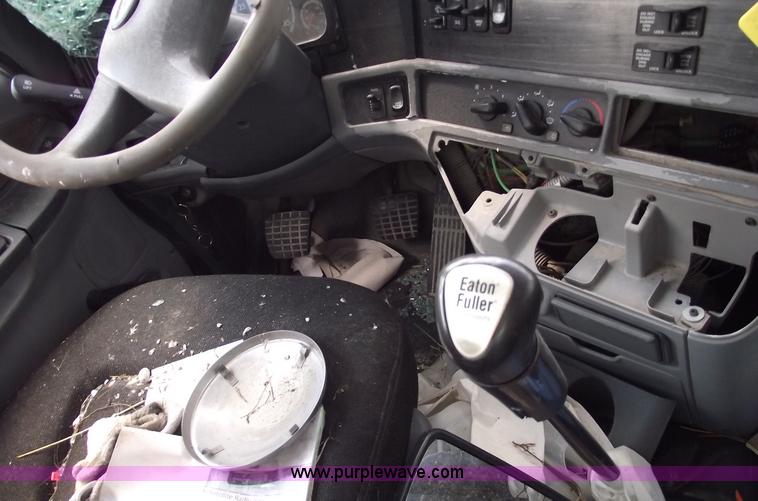 image for item A4189 2005 Freightliner Columbia CL120 semi truck