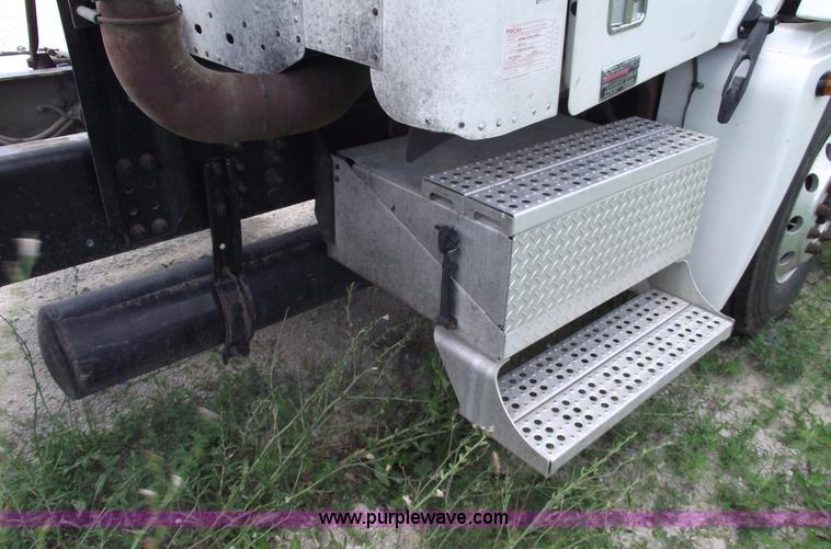 image for item A4189 2005 Freightliner Columbia CL120 semi truck