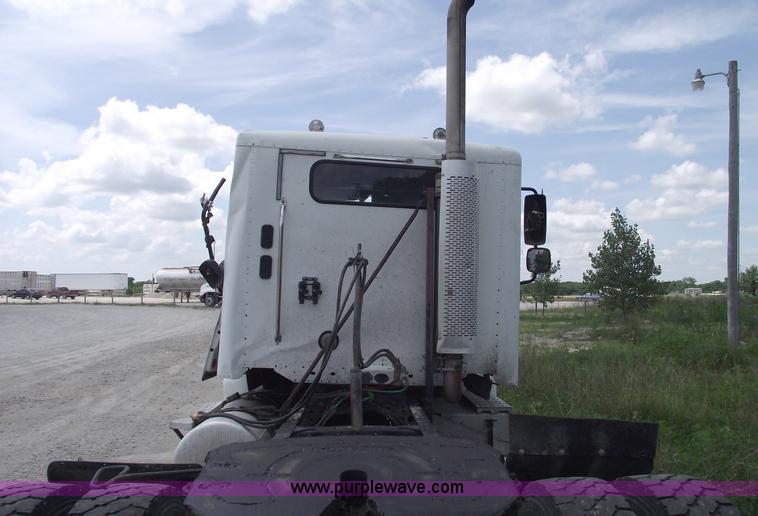 image for item A4189 2005 Freightliner Columbia CL120 semi truck