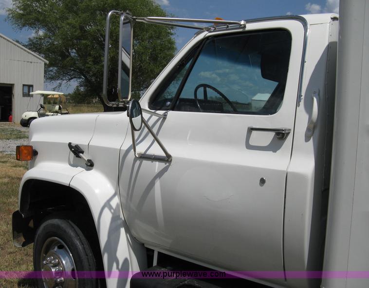 image for item A4275 1989 GMC Sierra Classic truck