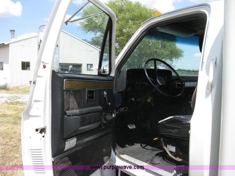 image for item A4275 1989 GMC Sierra Classic truck