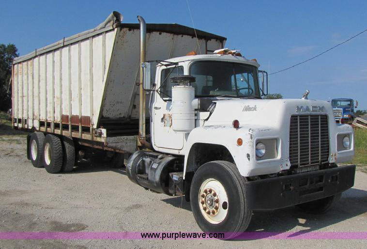 image for item A5070 1984 Mack R685ST silage truck