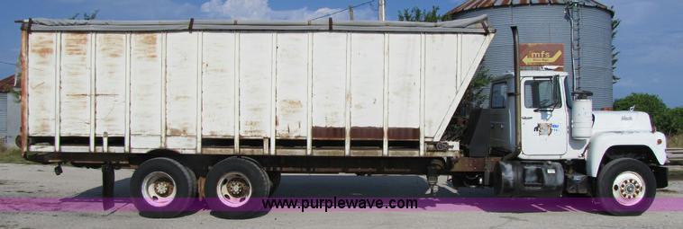 image for item A5070 1984 Mack R685ST silage truck