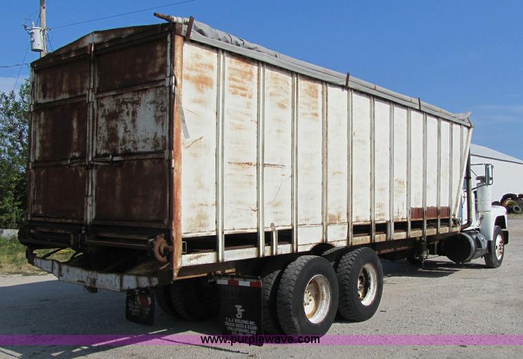 image for item A5070 1984 Mack R685ST silage truck