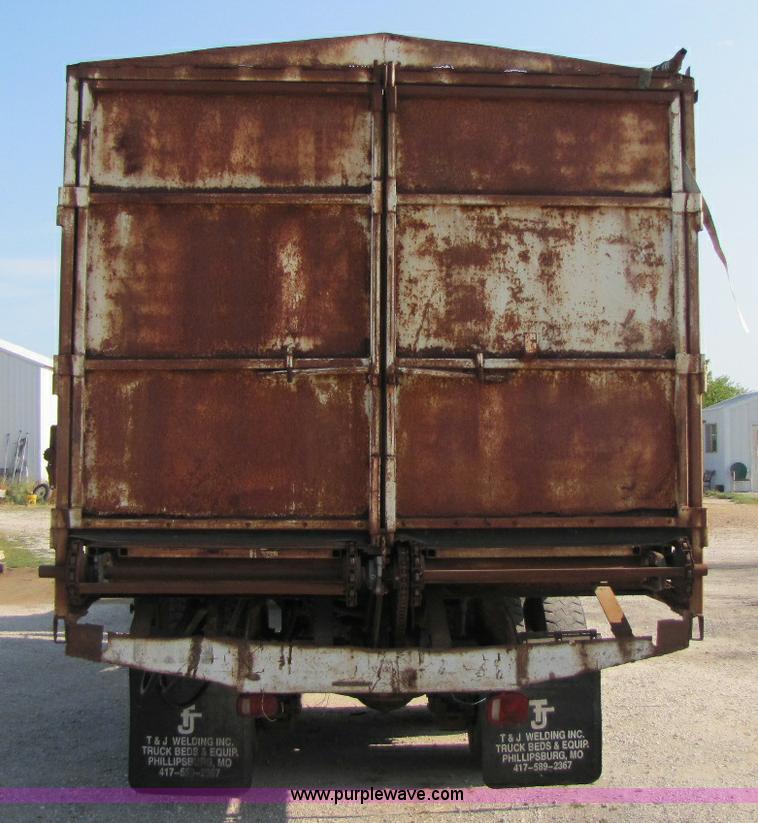 image for item A5070 1984 Mack R685ST silage truck