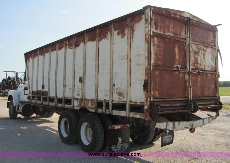 image for item A5070 1984 Mack R685ST silage truck