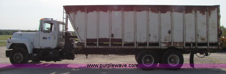 image for item A5070 1984 Mack R685ST silage truck
