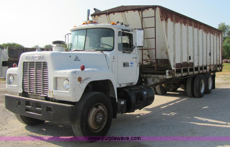 image for item A5070 1984 Mack R685ST silage truck