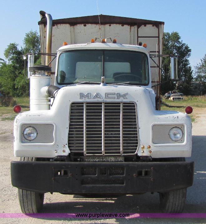 image for item A5070 1984 Mack R685ST silage truck