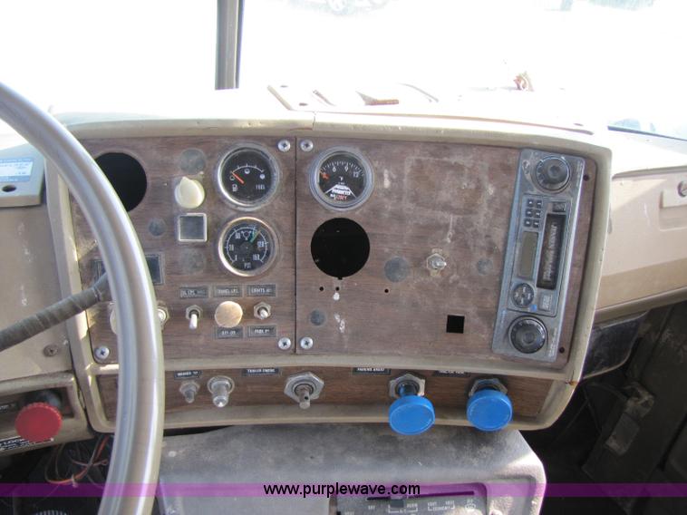 image for item A5070 1984 Mack R685ST silage truck