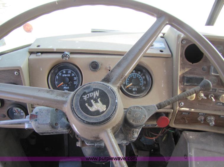 image for item A5070 1984 Mack R685ST silage truck