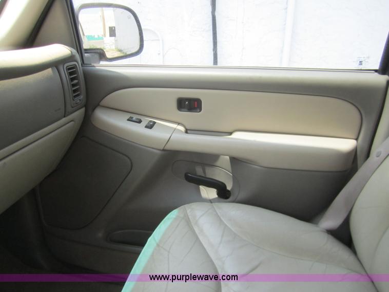 image for item A9369 2000 GMC Yukon XL SUV