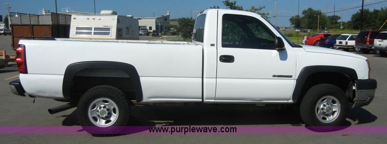 image for item A9798 2004 Chevrolet Silverado C2500HD pickup truck