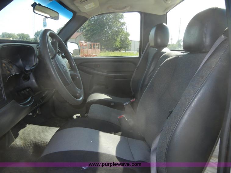 image for item A9798 2004 Chevrolet Silverado C2500HD pickup truck