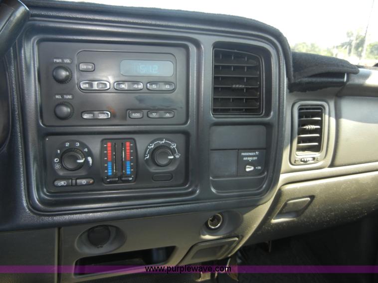 image for item A9798 2004 Chevrolet Silverado C2500HD pickup truck