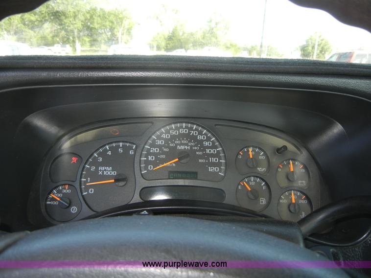 image for item A9798 2004 Chevrolet Silverado C2500HD pickup truck