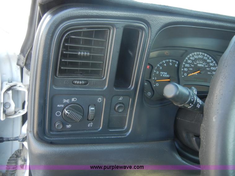 image for item A9798 2004 Chevrolet Silverado C2500HD pickup truck