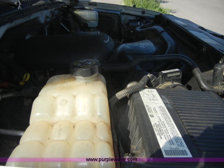 image for item A9798 2004 Chevrolet Silverado C2500HD pickup truck