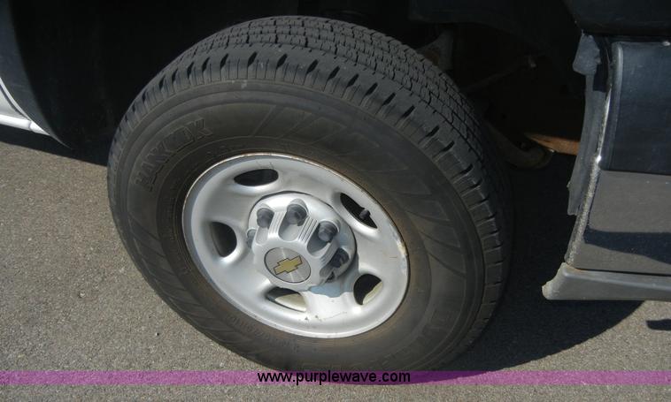 image for item A9798 2004 Chevrolet Silverado C2500HD pickup truck
