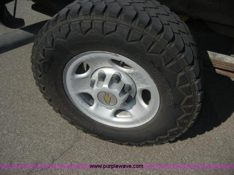 image for item A9798 2004 Chevrolet Silverado C2500HD pickup truck