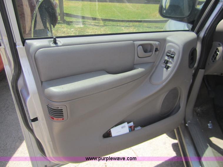 image for item C9752 2001 Dodge Caravan SE mini van