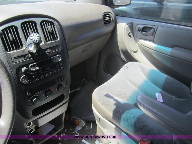 image for item C9752 2001 Dodge Caravan SE mini van