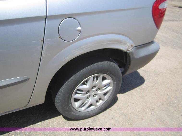 image for item C9752 2001 Dodge Caravan SE mini van