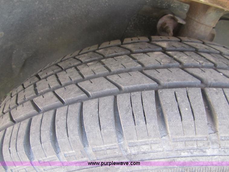 image for item C9752 2001 Dodge Caravan SE mini van