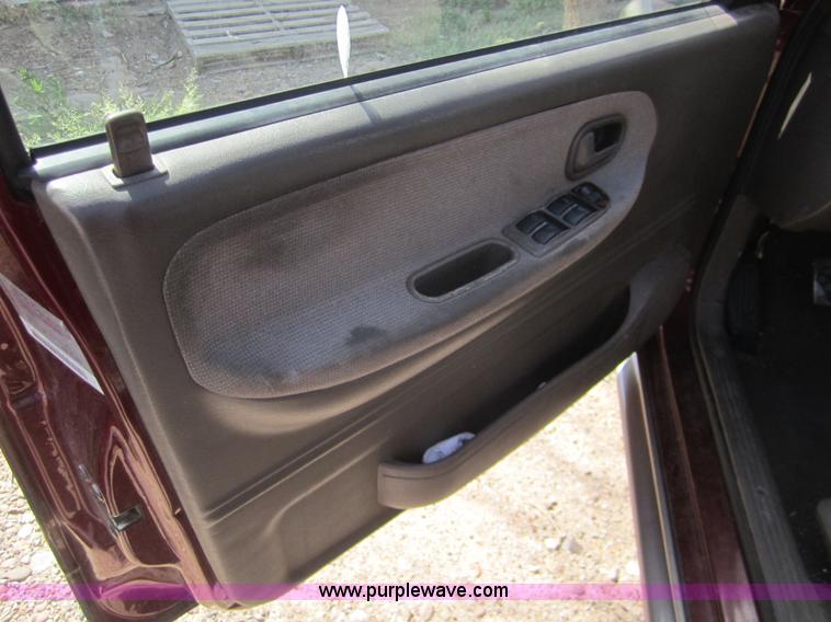 image for item C9753 2002 Kia Sportage SUV