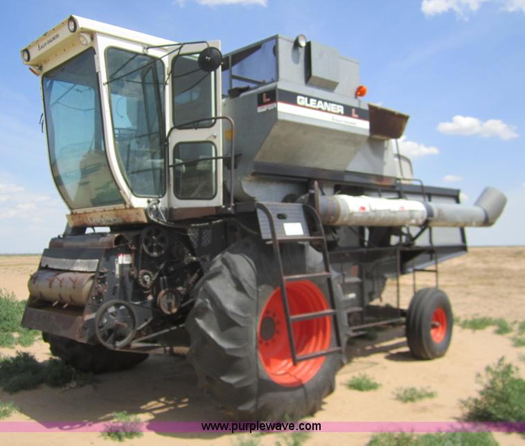 image for item A3817 1976 Gleaner L combine
