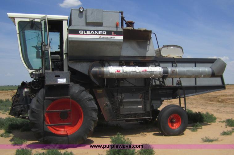 image for item A3817 1976 Gleaner L combine
