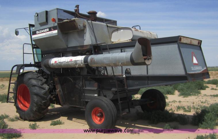image for item A3817 1976 Gleaner L combine