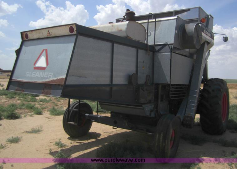 image for item A3817 1976 Gleaner L combine