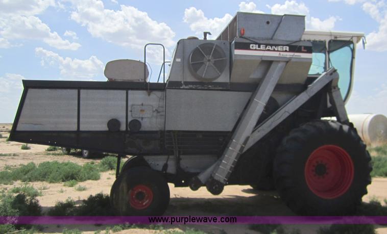 image for item A3817 1976 Gleaner L combine