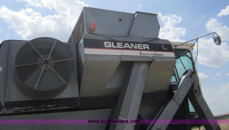 image for item A3817 1976 Gleaner L combine