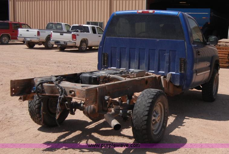 image for item A5397 2004 Chevrolet Silverado 2500 pickup truck cab and chassis