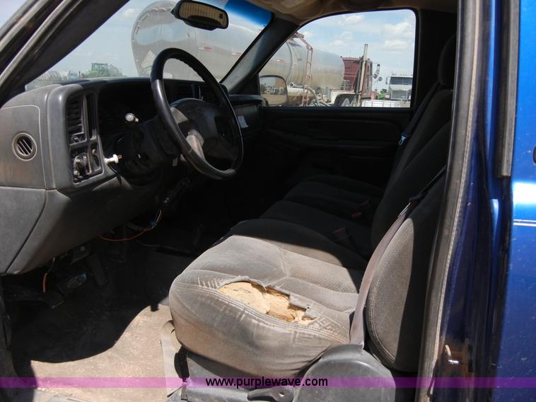 image for item A5397 2004 Chevrolet Silverado 2500 pickup truck cab and chassis