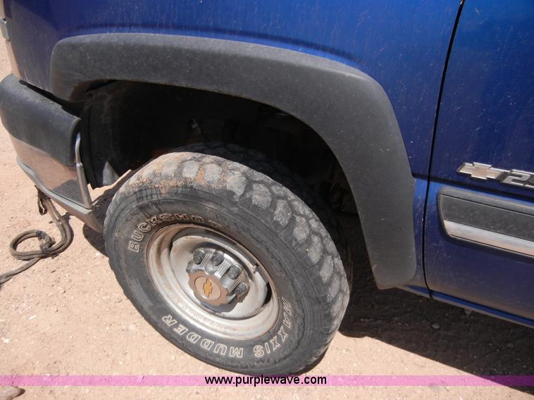 image for item A5397 2004 Chevrolet Silverado 2500 pickup truck cab and chassis