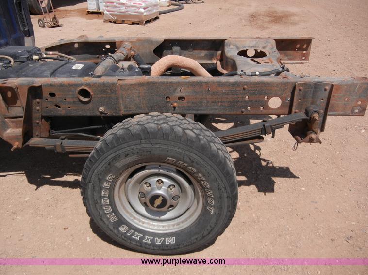 image for item A5397 2004 Chevrolet Silverado 2500 pickup truck cab and chassis