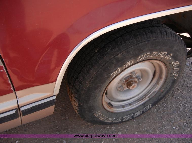 image for item A5398 1992 GMC Sierra 1500 extended cab pickup truck