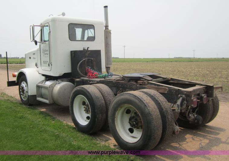 image for item 3146 1992 Peterbilt 378 semi truck