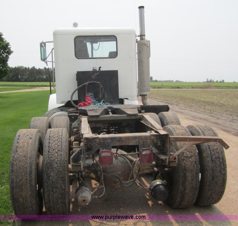 image for item 3146 1992 Peterbilt 378 semi truck