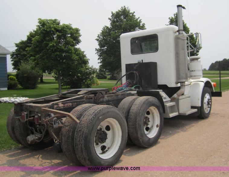 image for item 3146 1992 Peterbilt 378 semi truck