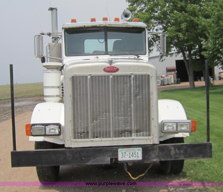 image for item 3146 1992 Peterbilt 378 semi truck