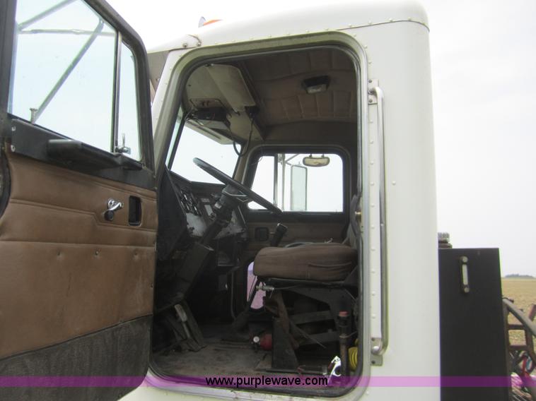 image for item 3146 1992 Peterbilt 378 semi truck