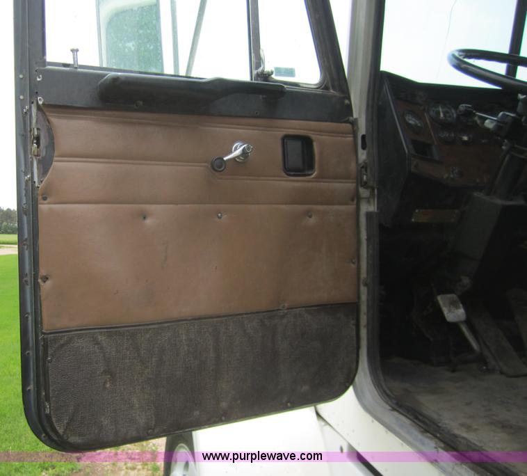 image for item 3146 1992 Peterbilt 378 semi truck