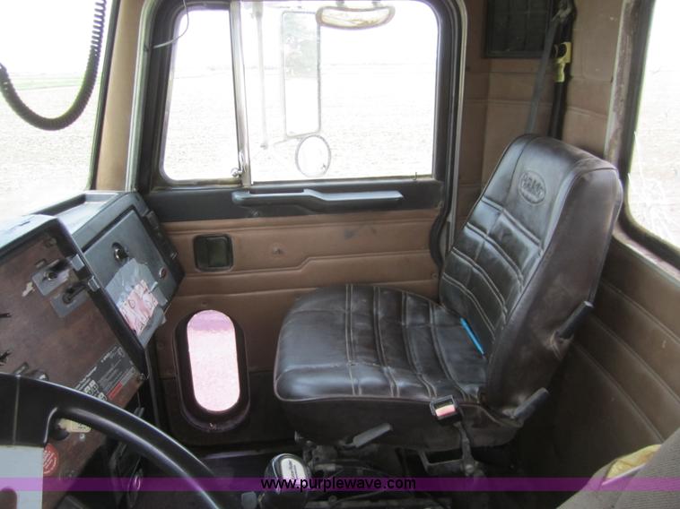 image for item 3146 1992 Peterbilt 378 semi truck