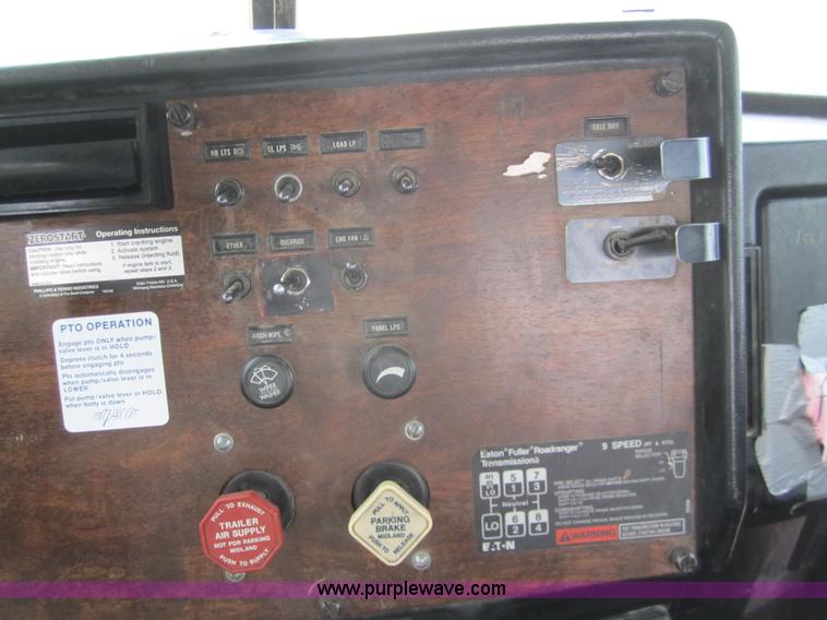 image for item 3146 1992 Peterbilt 378 semi truck