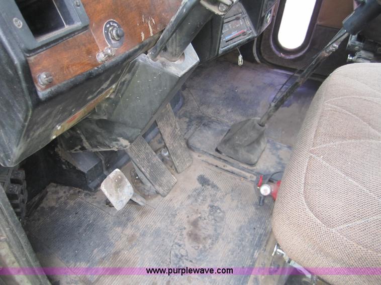 image for item 3146 1992 Peterbilt 378 semi truck