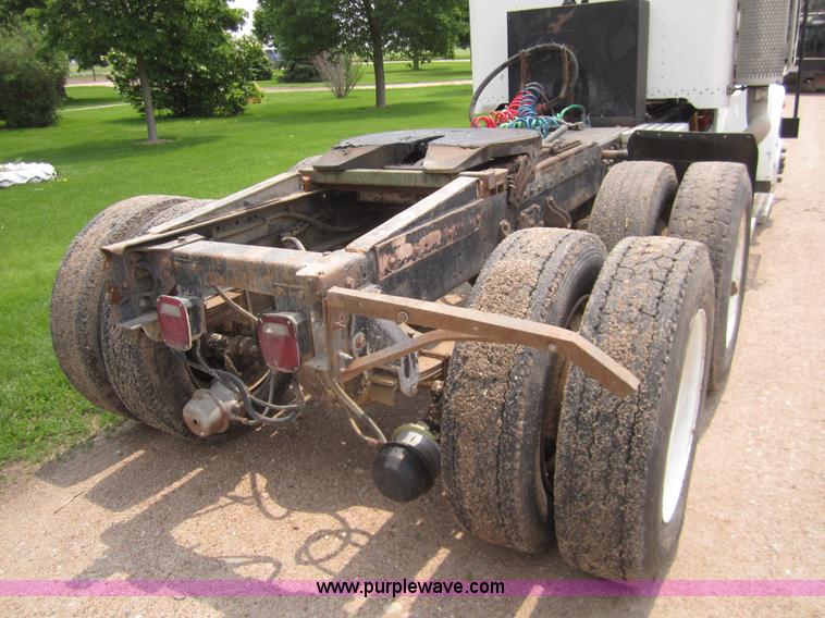 image for item 3146 1992 Peterbilt 378 semi truck